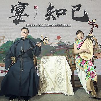 上海地區(qū)的蘇州評彈演員表演