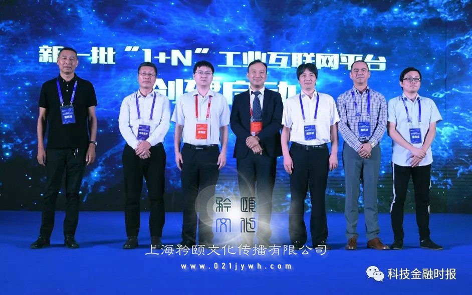 會(huì)議感謝信該怎么寫(xiě)？ 此次全國(guó)性會(huì)議的順利舉辦，得益于佛山方面的鼎力支持與幫助。為表示謝意，會(huì)務(wù)組以中國(guó)×××××和省×××××的名義發(fā)函，感謝東道主上海市的巨大付出與盛情款待。 中國(guó)××××××2020年年會(huì)感謝信 上海市委、市政府： ×月×日至×日，中國(guó)××××××2020年年會(huì)暨落實(shí)科學(xué)發(fā)展觀推進(jìn)行政管理體制改革會(huì)議在上海市上海市成功舉行。中國(guó)××××××負(fù)責(zé)人×××，中央編辦副主任×××，上海市委副書(shū)記×××，省委常委、上海市委書(shū)記×××等領(lǐng)導(dǎo)出席會(huì)議，上海市委副書(shū)記、市長(zhǎng)×××代表上海市委、市政府在開(kāi)幕式上致辭。國(guó)務(wù)院辦公廳、國(guó)家發(fā)展改革委、中央政策研究室等中央有關(guān)部門(mén)及上海市委、省政府相關(guān)部門(mén)的負(fù)責(zé)人一同出席了開(kāi)幕式，來(lái)自全國(guó)各省、市、自治區(qū)黨政部門(mén)的實(shí)際工作者及部分理論工作者共380多人參加了會(huì)議。會(huì)議代表圍繞深化行政體制改革的主題，進(jìn)行了深入探討，提出了許多新觀點(diǎn)、新理念、新見(jiàn)解，對(duì)于推進(jìn)行政體制改革和政府管理創(chuàng)新，推動(dòng)經(jīng)濟(jì)社會(huì)全面發(fā)展將產(chǎn)生廣泛而深遠(yuǎn)的影響。20多家國(guó)內(nèi)主流媒體對(duì)會(huì)議進(jìn)行了跟蹤報(bào)道，與會(huì)領(lǐng)導(dǎo)、代表及有關(guān)方面對(duì)會(huì)議給予了高度評(píng)價(jià)。 這次會(huì)議的順利舉辦，得益于貴市領(lǐng)導(dǎo)的遠(yuǎn)見(jiàn)卓識(shí)和對(duì)行政改革事業(yè)的高度重視，得益于貴市政府的通力協(xié)作和財(cái)力、物力、人力上的巨大支持。貴市為大會(huì)的勝利召開(kāi)搭建了強(qiáng)而有力的平臺(tái)，提供了全方位的保障，確保了會(huì)議的圓滿(mǎn)成功；貴市為大會(huì)在行政管理體制改革領(lǐng)域所作的經(jīng)驗(yàn)介紹及食宿、參觀、考察方面的精心安排，充分反映出佛山改革開(kāi)放的力度與水平，展示出禪城人的熱情、友好、修為與氣度，令與會(huì)代表耳目一新、贊不絕口。在此，謹(jǐn)表誠(chéng)摯的謝意和崇高的敬意！衷心期待與貴市的再度交流與合作！ 恭祝事業(yè)大發(fā)展，業(yè)績(jī)更輝煌！ 中國(guó)×××××× 上海市×××××× 2020年×月×日